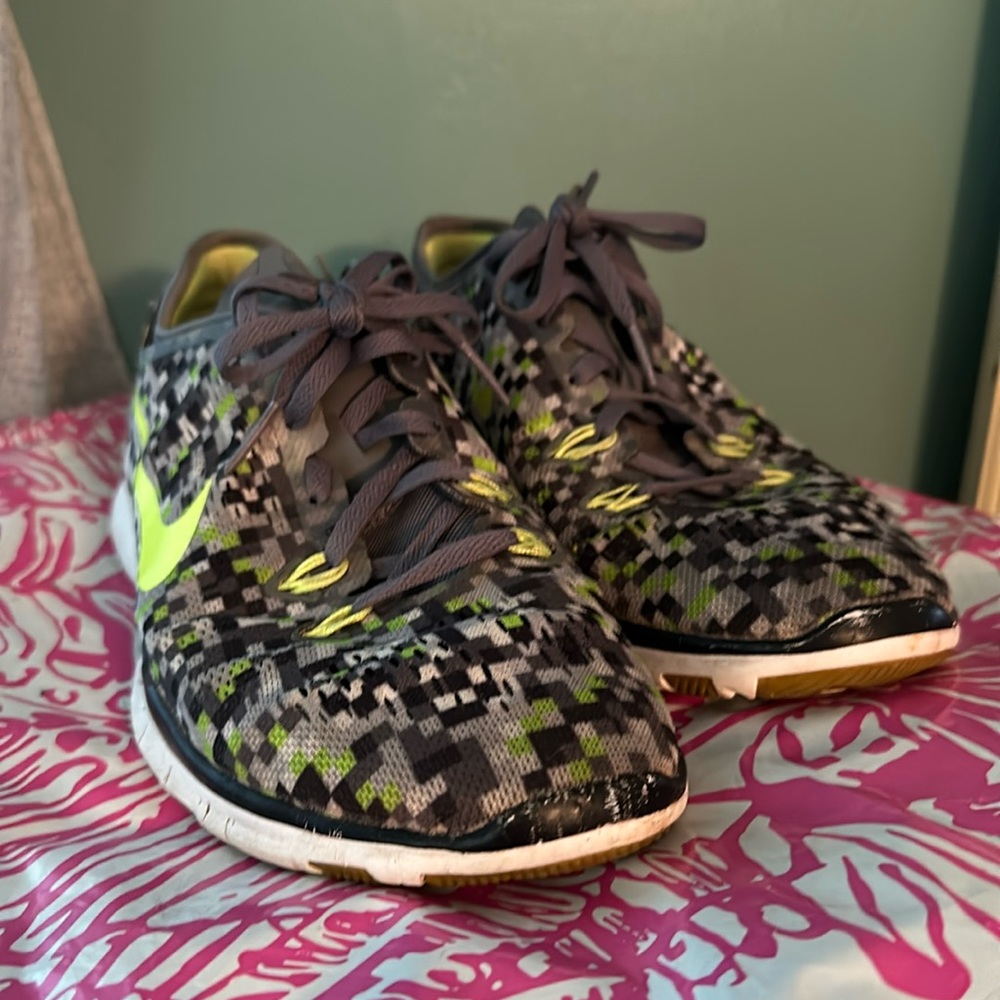 Nike free run tennis shoes size 8 neon green